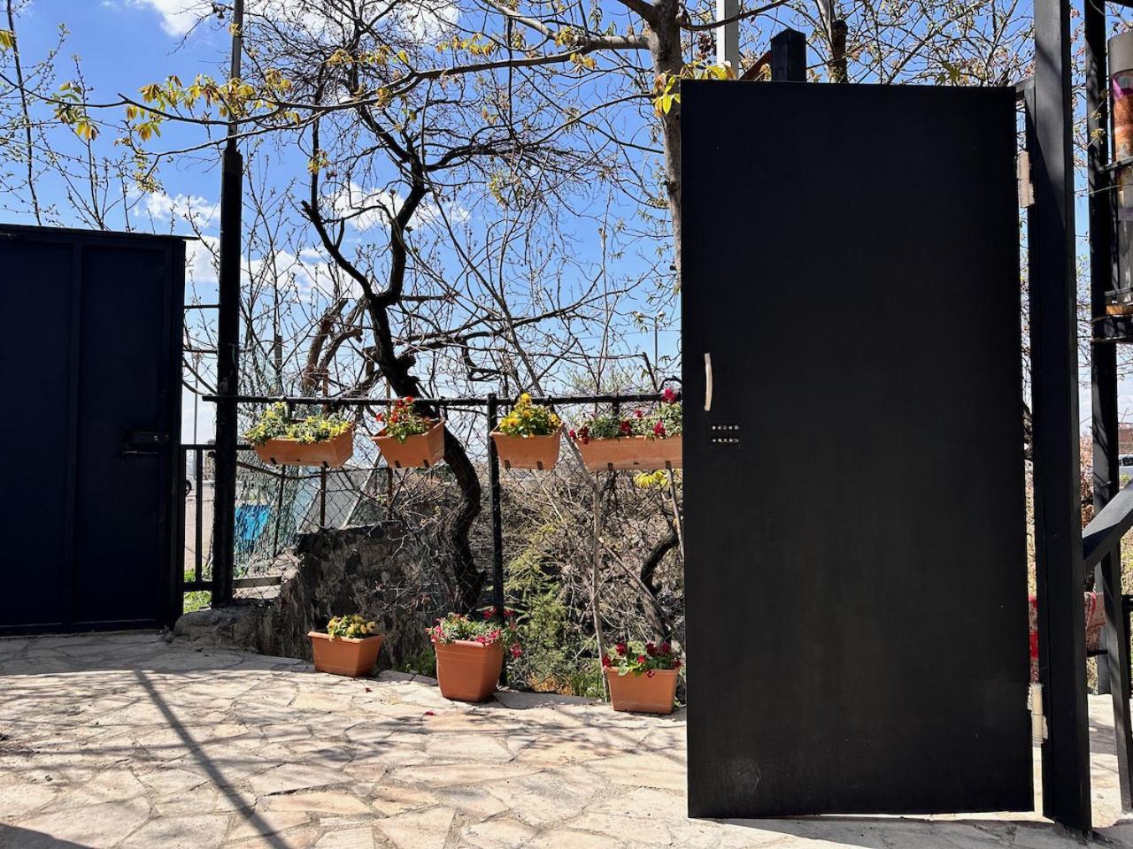 Cosy Studio With Beautiful Garden Erevan Esterno foto
